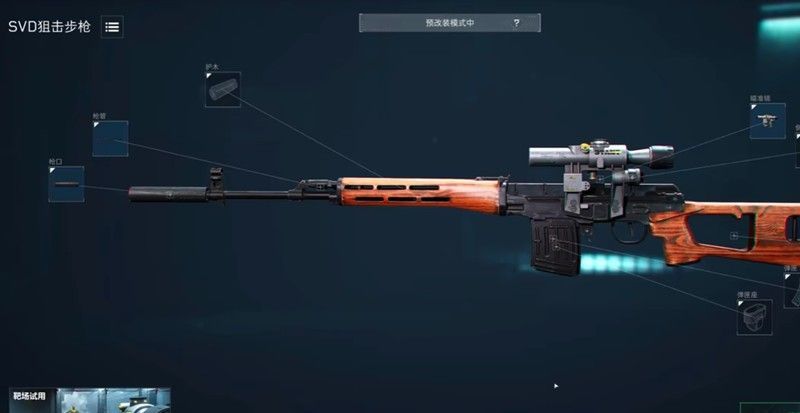 玩家手持SR-25步枪蹲守在掩体后方，瞄准镜中锁定远处移动敌人，枪口泛起淡淡火光