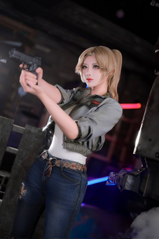 Yasal侧身持枪摆姿，展现奥莉维亚战斗姿态，场景布置充满废土工业风