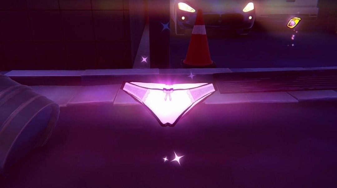 一名兔女郎半躺在路边长椅上，一只鞋子脱落，另一只脚卡在垃圾桶边缘，画面滑稽搞笑