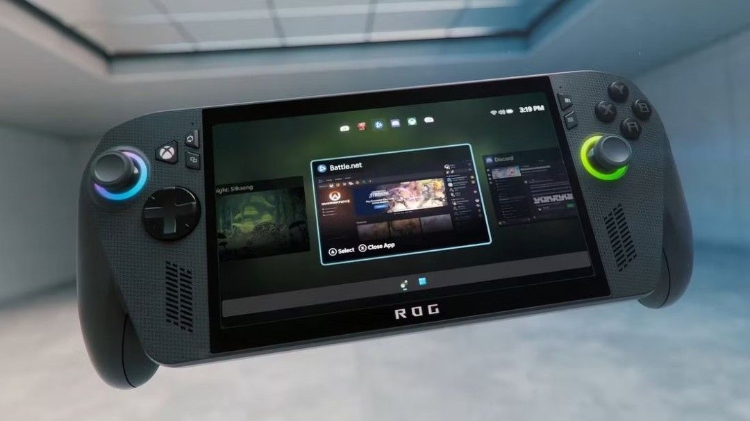 展会上陈列的Xbox ROG Ally原型机，周围有工作人员介绍，背景为品牌宣传海报