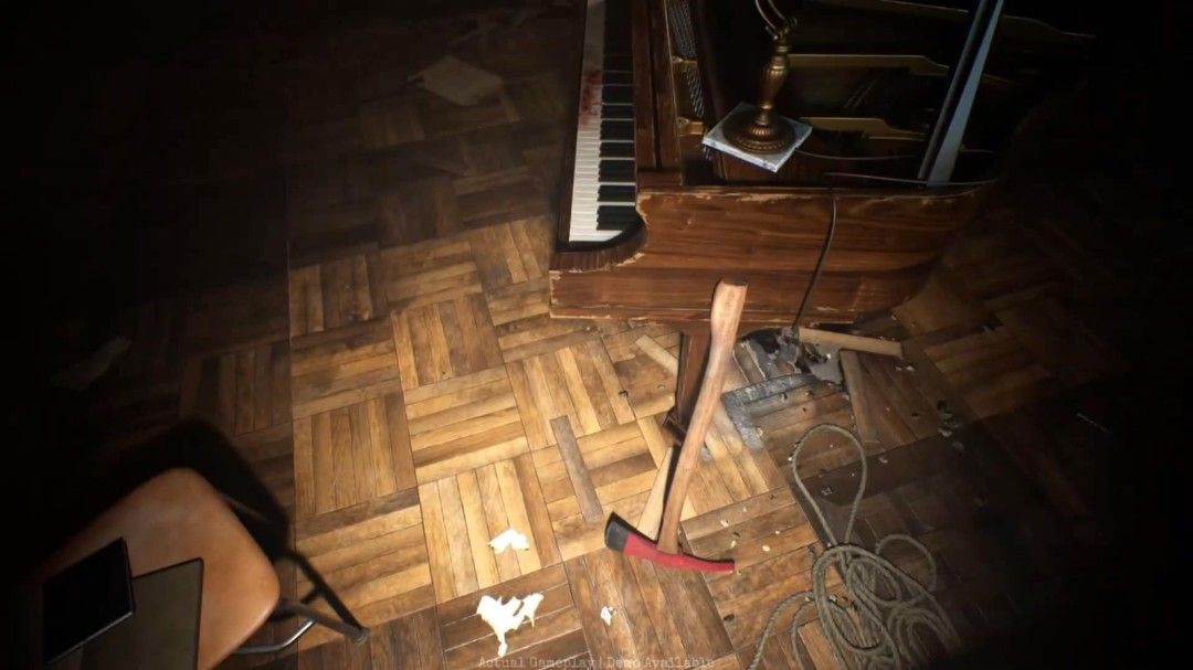 钢琴房内布满灰尘的老旧钢琴，琴键泛黄，周围雾气流动