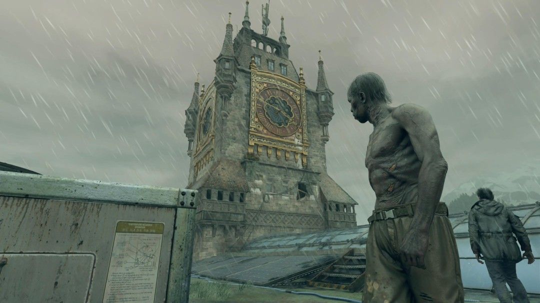 怪物形态下的主角攀爬墙壁，利爪嵌入混凝土，眼神凶狠