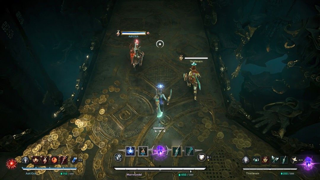 三名玩家组成小队在废墟中围攻一只巨型四足异兽，技能特效交织成网