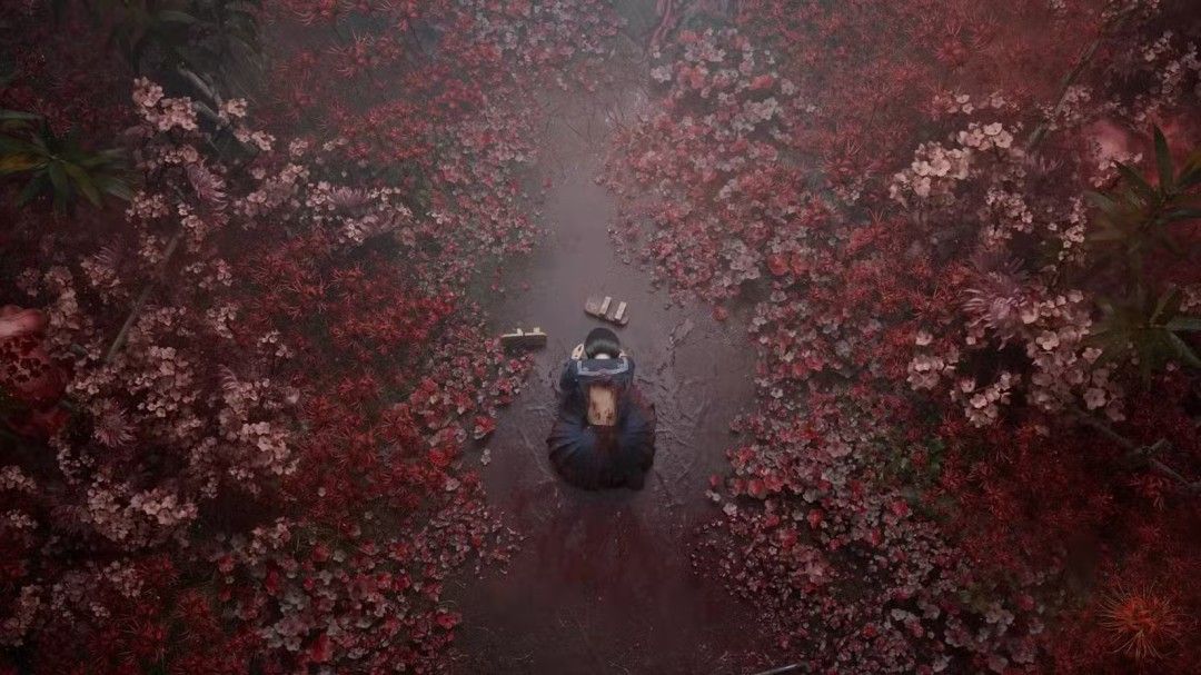 游戏中主角手持简陋武器在昏暗林间与模糊怪物对峙的场景，氛围压抑