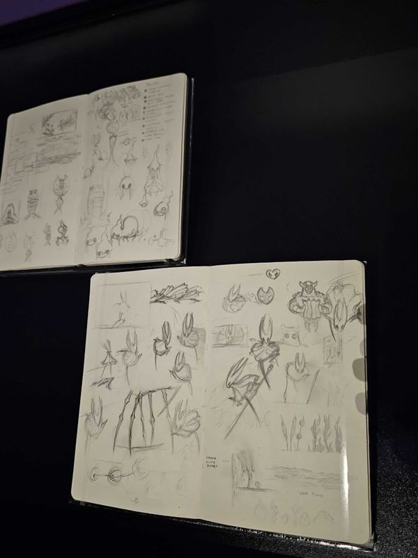 开发者手稿展示敌人动作设计草图，标注了攻击范围、判定帧与闪避逻辑