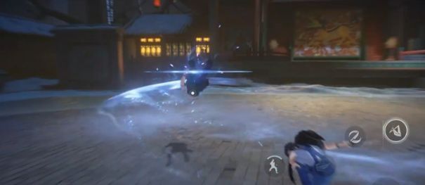 冯宝宝追击敌人施展狂风暴拳的画面，光影特效华丽