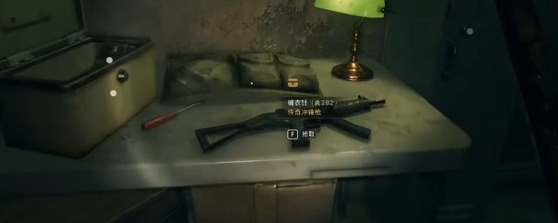 《消逝的光芒：困兽》游戏中修道院东北部安全营地场景，周围设有防御工事，远处可见烟囱地标