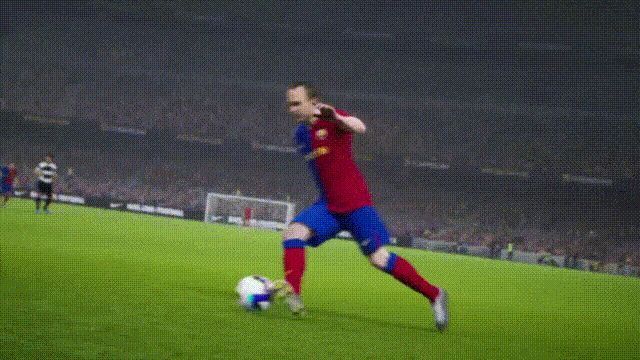 伊涅斯塔在游戏中施展‘无定型传球’技能的动态画面，连续变向后送出直塞，队友破门得分