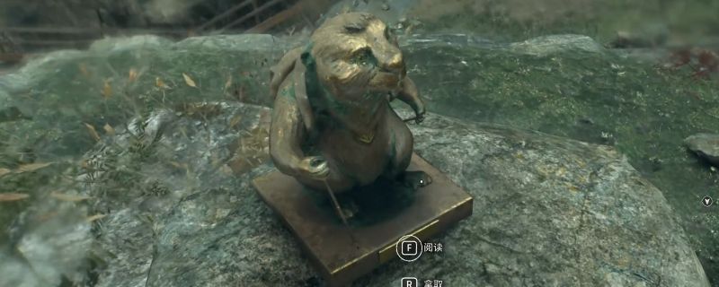 《消逝的光芒：困兽》游戏中河狸雕像特写画面，位于山间安全塔旁草丛中，周围环境荒凉但细节丰富