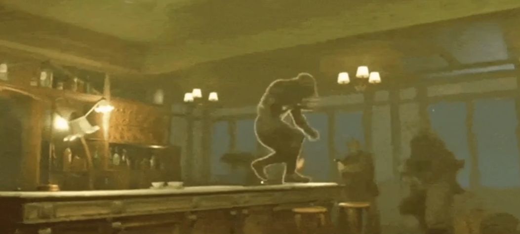 黑豹在昏暗酒吧中腾空跃起，躲避敌方火力攻击的瞬间画面