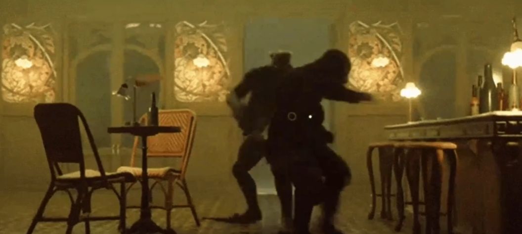 黑豹近身格斗敌人，拳脚间带有能量光效的战斗特写