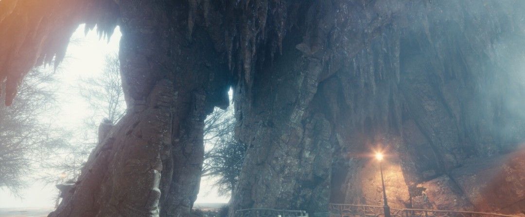 远处可见九头蛇标志投影于墙，象征敌方势力笼罩