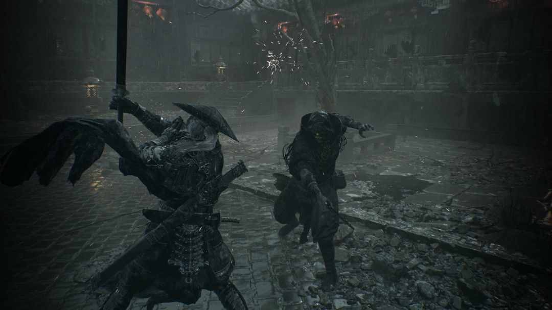 角色立于高塔顶端俯瞰城市废墟，披风飞扬，冷峻眼神透出孤胆侠客气质