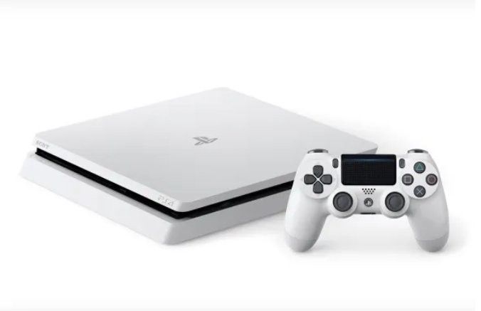 PlayStation 4与PlayStation 5主机并列展示，屏幕显示系统更新界面，象征双平台同步升级