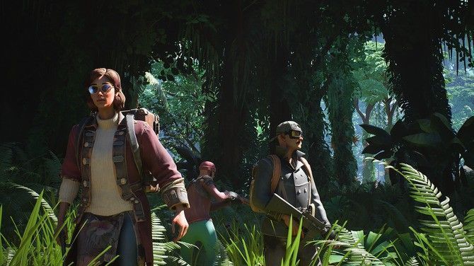 玩家角色在昏暗实验室中手持手电筒查看墙上的笔记，周围布满奇怪符号与破损设备