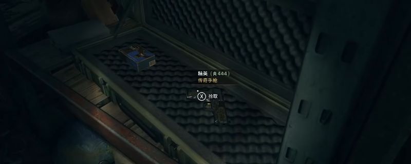 玩家在昏暗的地下控制室内操作老式终端，屏幕上闪烁红色警告信号，周围布满电缆与警示标志