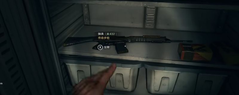 《消逝的光芒：困兽》游戏中东部遗迹内部场景，昏暗灯光下可见破损箱子与通往地下的入口