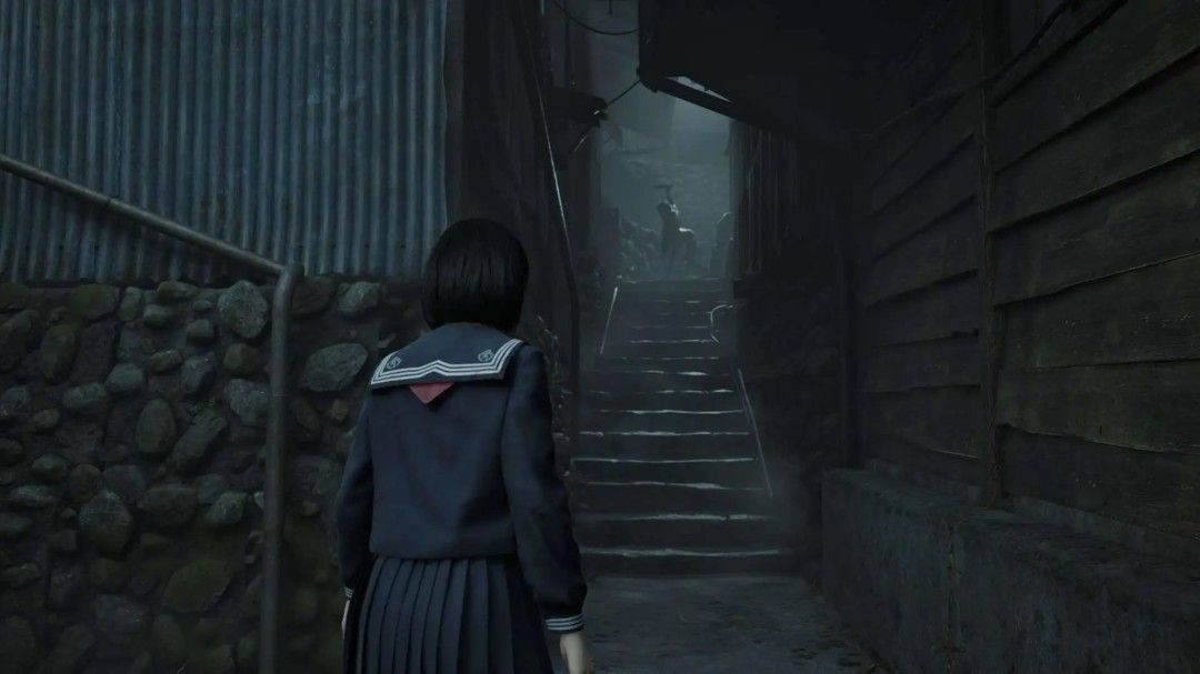 《寂静岭f》游戏封面展示，昏黄雾气笼罩下的日式小镇入口，字体风格阴森扭曲，营造出压抑不安的氛围