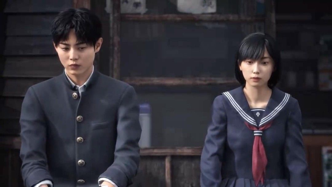 女主角深水雏子站在被浓雾笼罩的废弃街道上，背景是破败的日式建筑和摇曳的街灯