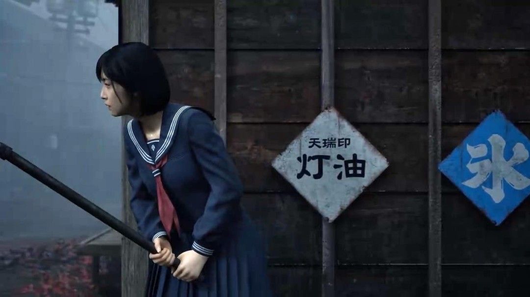 主角躲在柜子里透过缝隙观察房间，门外传来缓慢拖行的脚步声