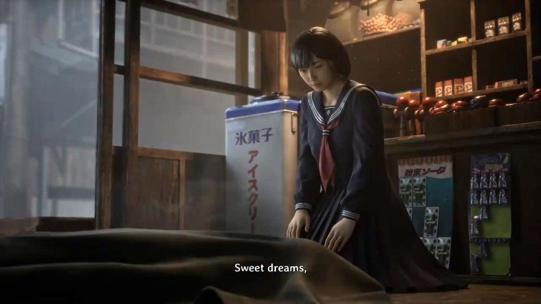 一张泛黄的老照片，显示一群穿校服的学生站在学校门口，其中一人脸部被划去