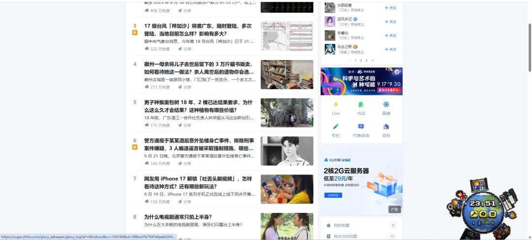 《桌面小镇》全屏模式下的城市全景，阳光洒在色彩柔和的建筑群上，小动物穿梭其间，充满生活气息