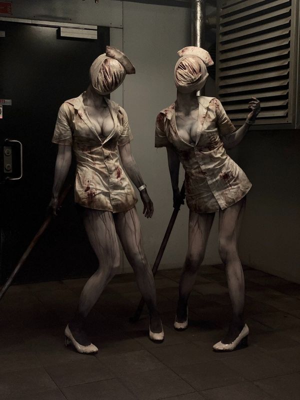 双胞胎在昏黄灯光下摆出对称姿势，纱布缠绕手臂，神情迷离而诡异