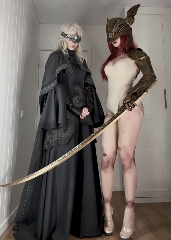 仰拍视角下双胞胎站立前行，裙摆晃动，头顶灯光忽明忽暗