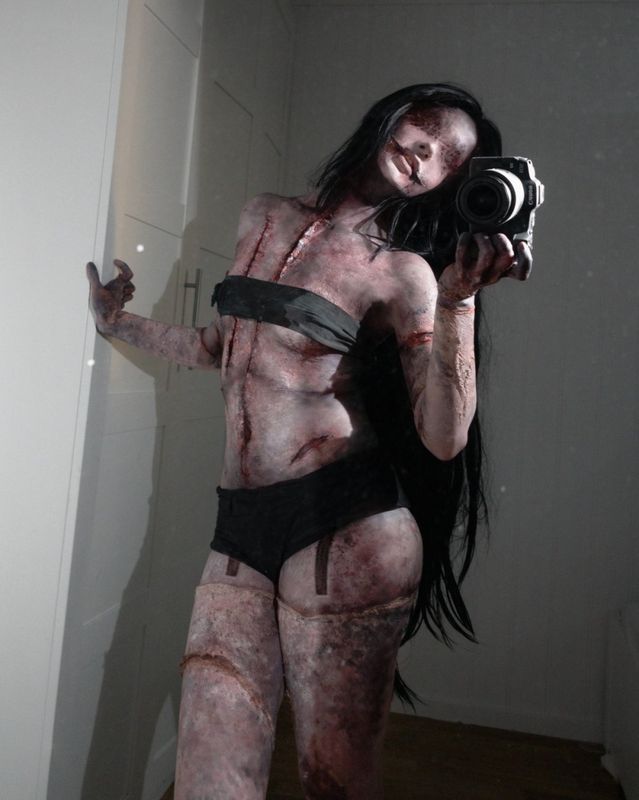 全景镜头下的双胞胎行走于空旷走廊，浓雾弥漫，极具游戏既视感