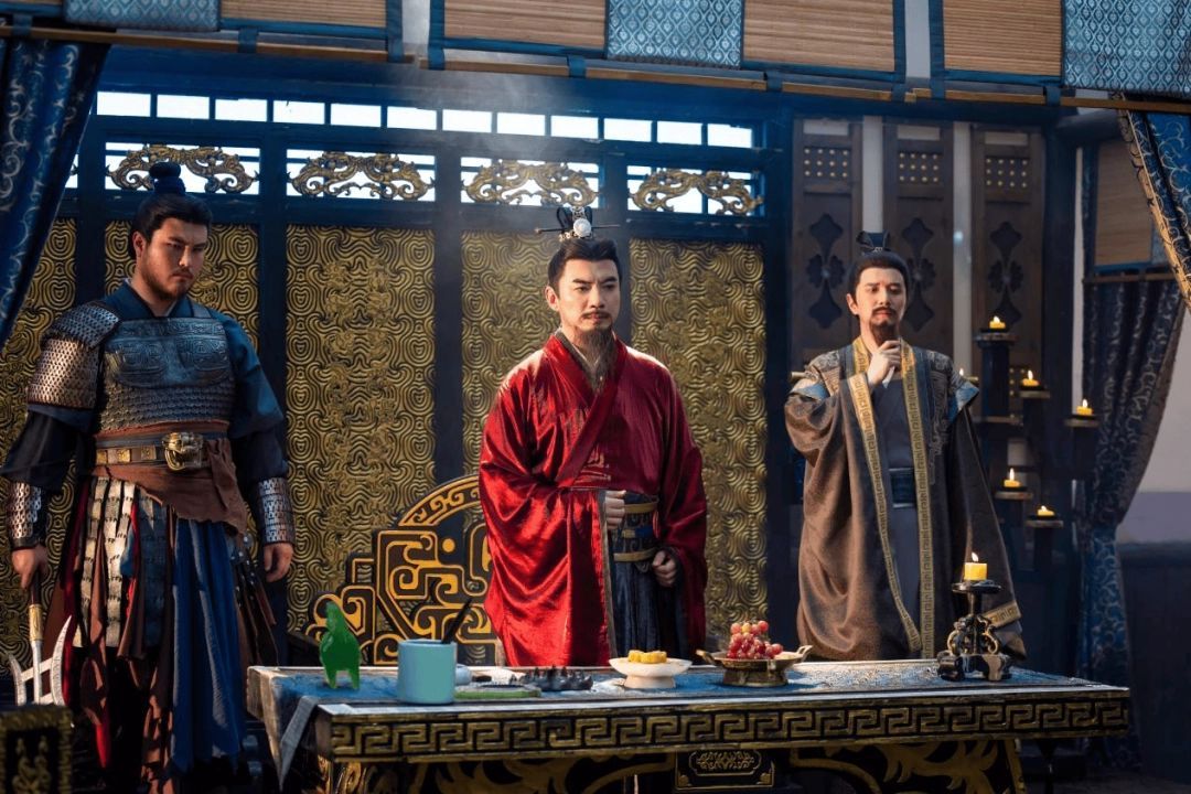 《代号三国：龙起》剧照，主角与关羽并肩站立于风雪中关隘之上，铠甲覆霜，眼神坚定望向远方