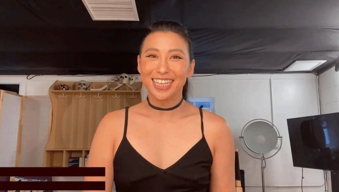 《羊蹄山之魂》游戏场景截图，女主角在风雪中持刀前行，背景是巍峨雪山与破败神社