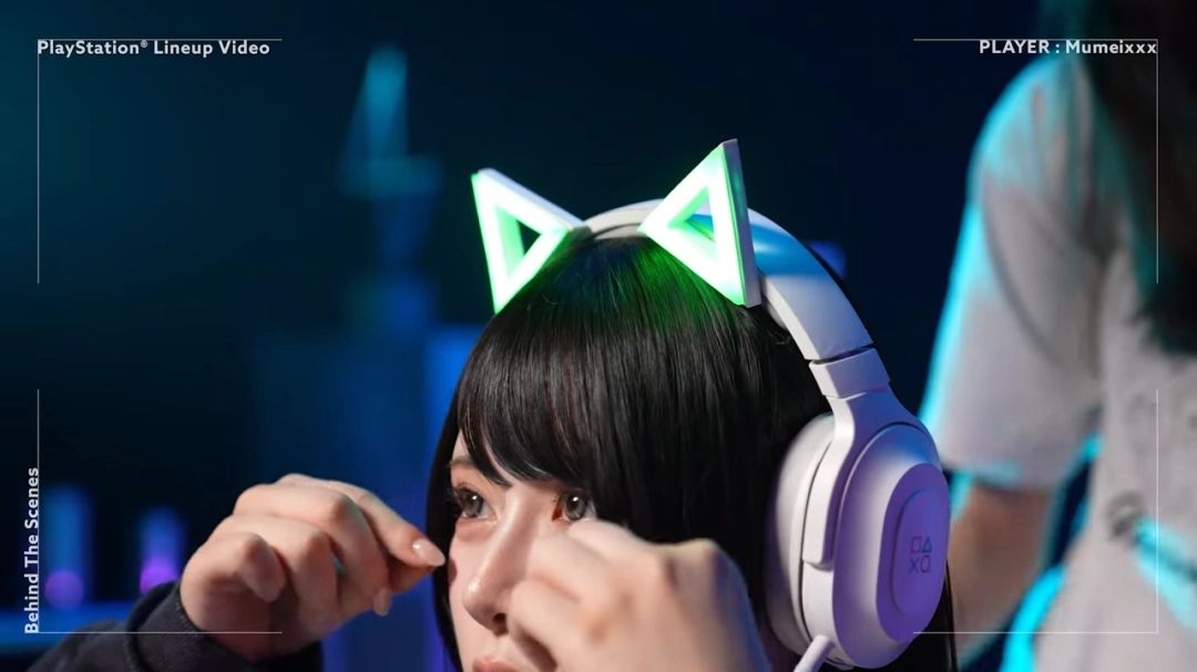 Mumeixxx身穿风格化服饰，佩戴PS5标志性△◯×□耳机，在灯光环绕下激情演唱游戏主题曲