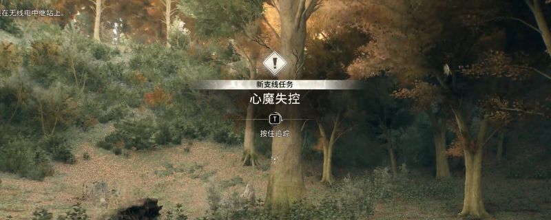 《消逝的光芒：困兽》游戏中工业区废弃工厂场景，昏暗灯光下主角站在红色信号塔旁，周围布满涂鸦与血迹