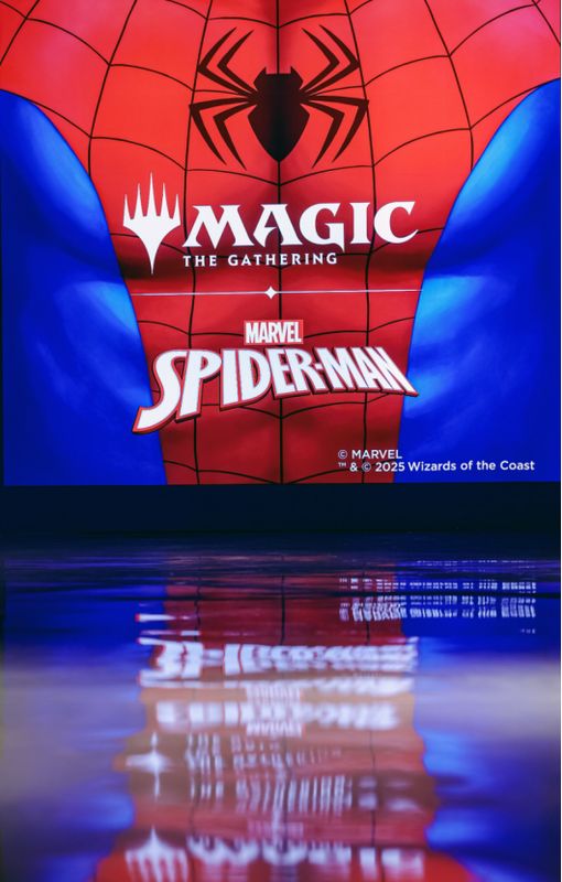 万智牌与蜘蛛侠联动系列卡牌展示，画面中蜘蛛侠在城市高楼间飞跃，背景充满动态线条和能量特效