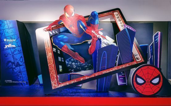 中国音数协游戏博物馆内，观众正在参观万智牌蜘蛛侠卡画展，展墙上挂满色彩绚丽的卡牌原画