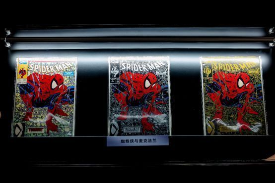 展览入口处立有醒目指示牌，写着‘万智牌×蜘蛛侠卡画展’及开放时间、预约方式等信息