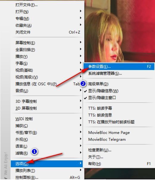 KMPlayer右键菜单展示，指向‘选项’和‘参数设置’按钮的操作指引界面