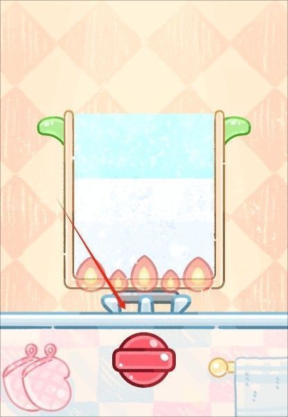 糖葫芦正在被蘸入金黄色糖浆中的瞬间，糖丝拉出细长光泽