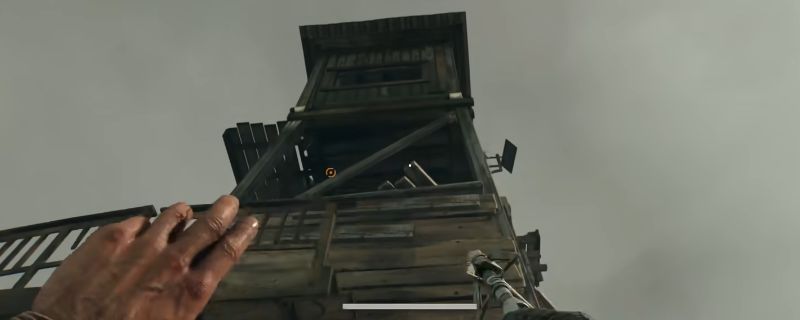 《消逝的光芒：困兽》游戏中农场安全塔外观，位于高地之上，周围环绕铁丝网与警戒灯，玩家正使用绳索攀爬塔体