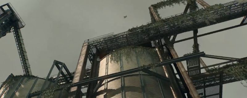 玩家角色正在攀爬筒仓旁的金属铁架，背景为废弃农田与高耸的筒仓建筑