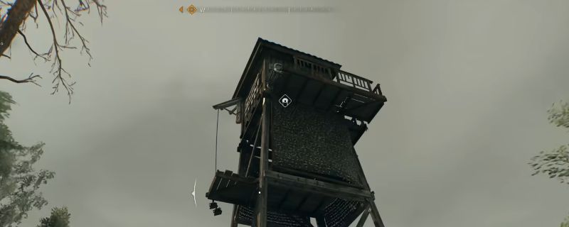 《消逝的光芒：困兽》中高速公路安全塔外观，灰白色高塔位于公路中央，周围有铁丝网和废弃车辆环绕，凸显末日氛围