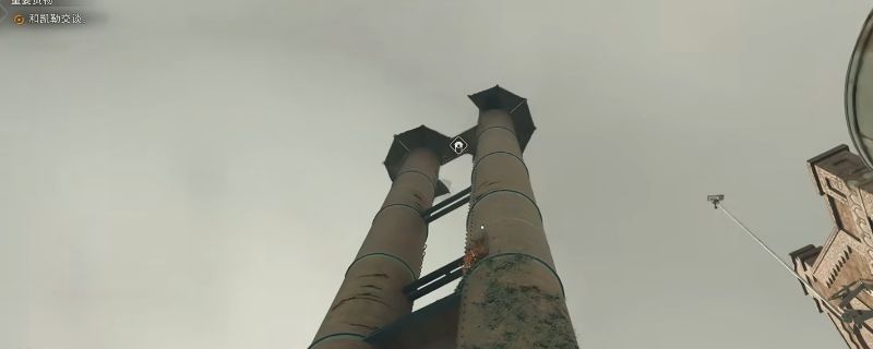 玩家角色正在攀爬工业区高耸的烟囱，周围为破败的工厂建筑，天空呈现黄昏色调