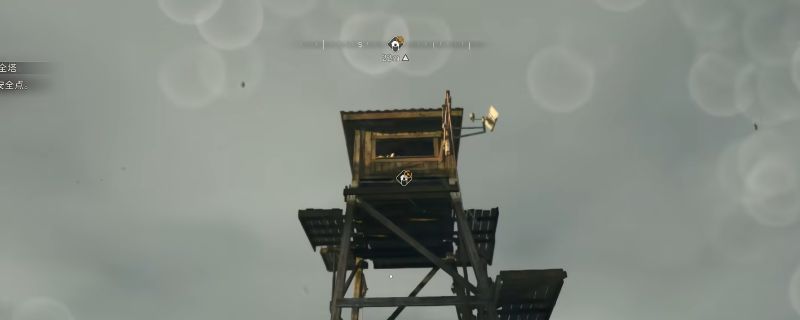 《消逝的光芒：困兽》中休闲岛安全塔外观，位于岛屿高处的金属结构塔台，周围环绕着废弃建筑和铁丝网