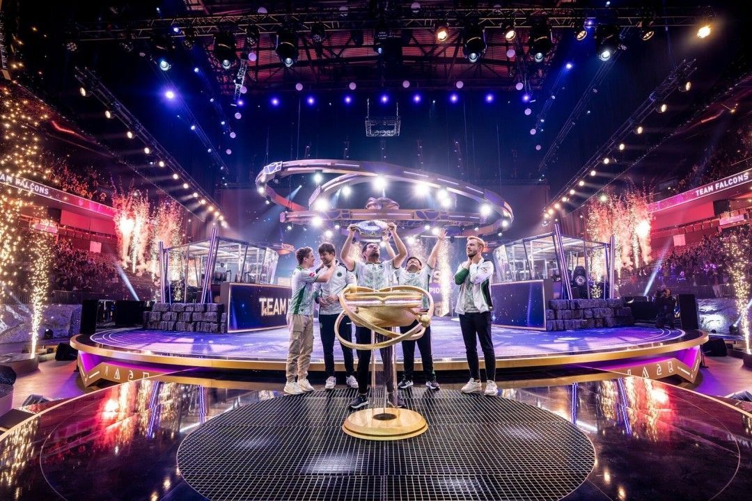 DOTA2 7-9月在线人数增长趋势图，呈现逐月上升曲线