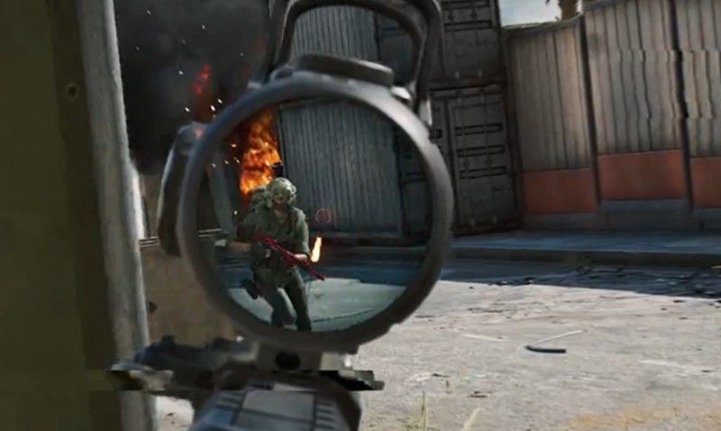 玩家第一人称视角下的法老瞄准画面，屏幕中央显示清晰的三倍镜十字线，远处有敌方轮廓隐约可见