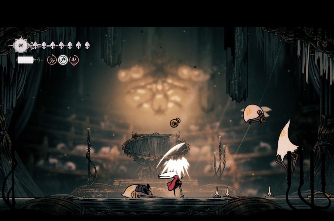 《空洞骑士：丝之歌》主创Ari Gibson和William Pellen正在演示高庭区域的战斗场景，画面中角色灵活闪避敌人攻击并连续反击