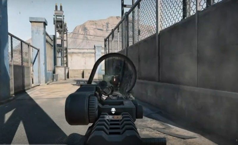 两名玩家配合进攻房间，一名使用核爆手电致盲敌人，另一名从侧门突入完成补枪