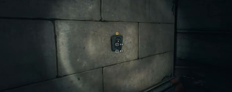 《消逝的光芒：困兽》游戏中一块古老的石头符记特写，表面刻有神秘纹路，周围环境为破败教堂内部，光线昏暗，充满末世氛围