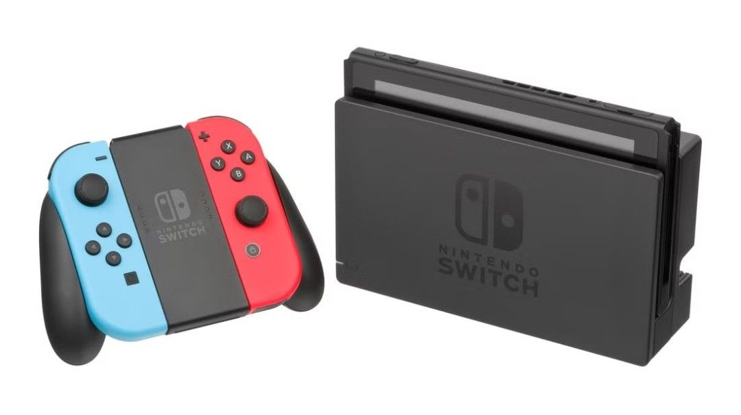 任天堂Switch红色游戏卡盒与旧款透明卡盒并列对比图，颜色差异明显
