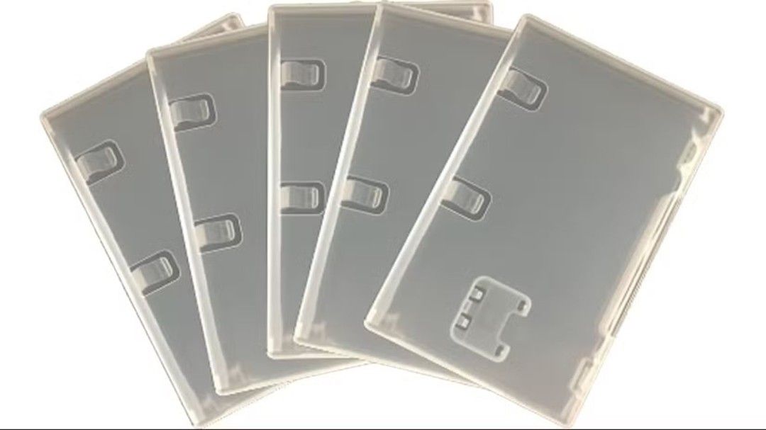 透明Switch卡盒与红色Switch2卡盒并排展示，设计风格形成鲜明对比